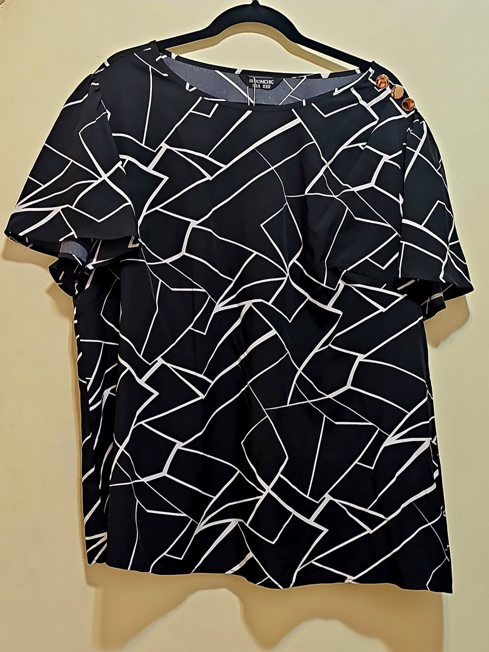 NWT BloomChic Black and White Graphic Top Flared Sleeves Size 18-22